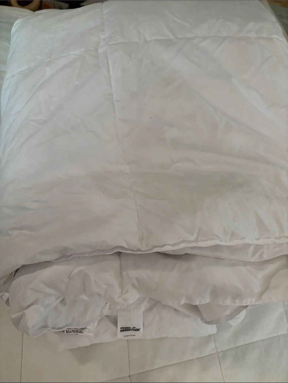 Target Room Essentials White Down Alternative Comforter - Lightweight full/queen